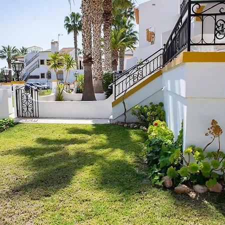 Ground Floor 2 Bed With Garden & Communal Pool *