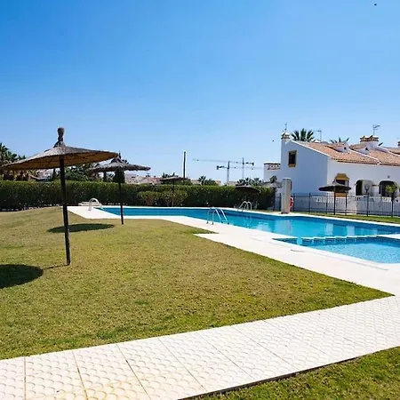 Ground Floor 2 Bed With Garden & Communal Pool