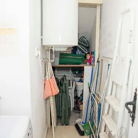 Ground Floor 2 Bed With Garden & Communal Pool *