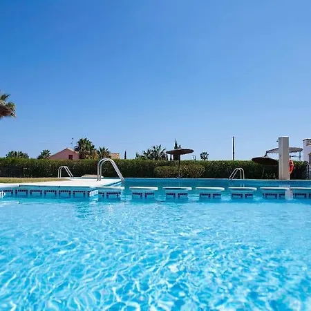 Ground Floor 2 Bed With Garden & Communal Pool Appartement *